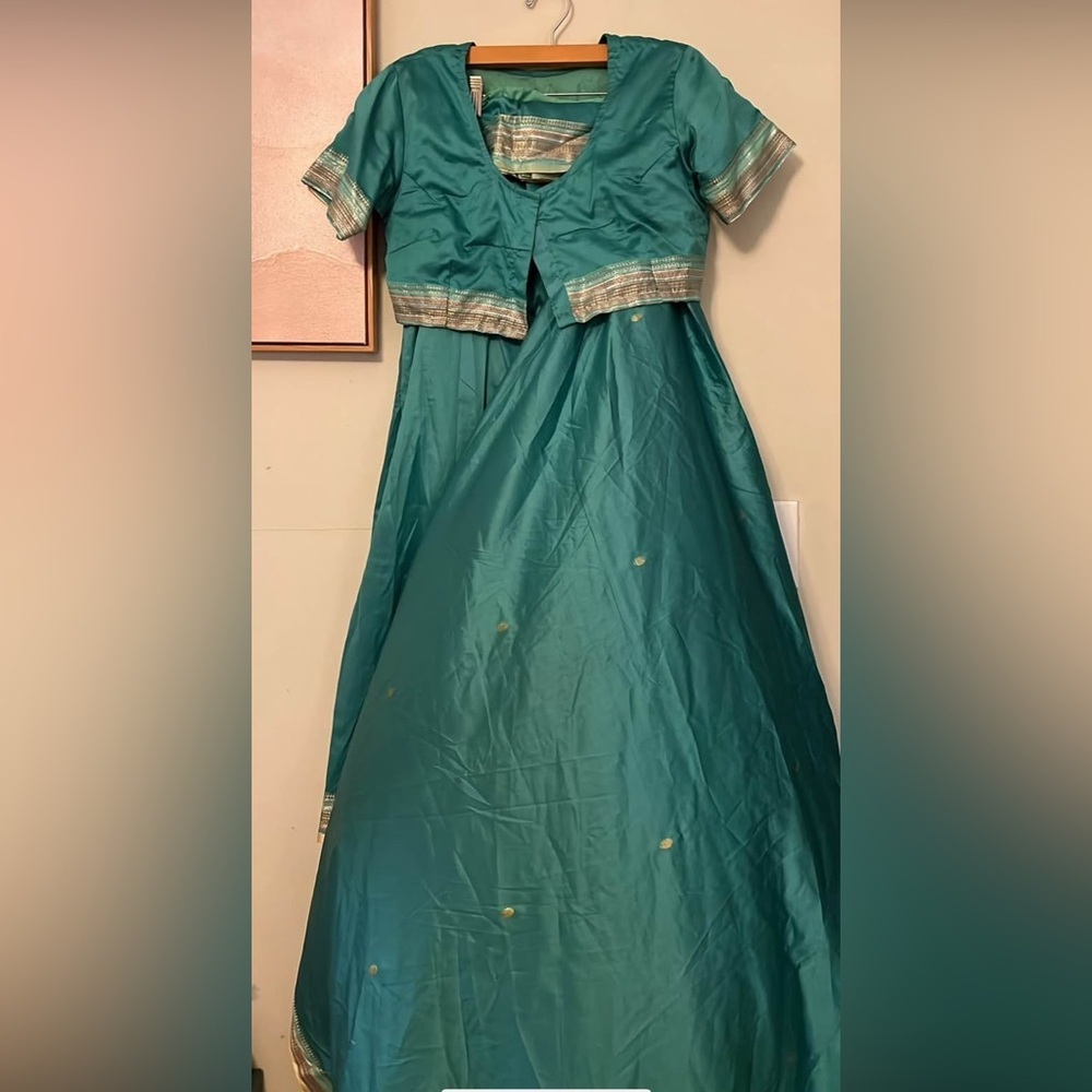 Elegant Teal and Gold Women's Saree with Blouse and Skirt